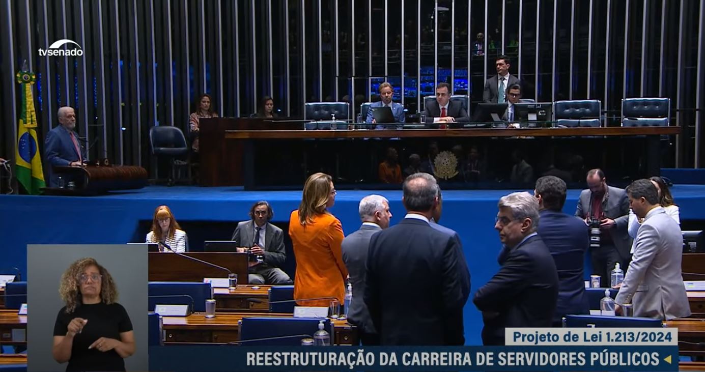 Senado aprova reajuste de salário para servidores federais